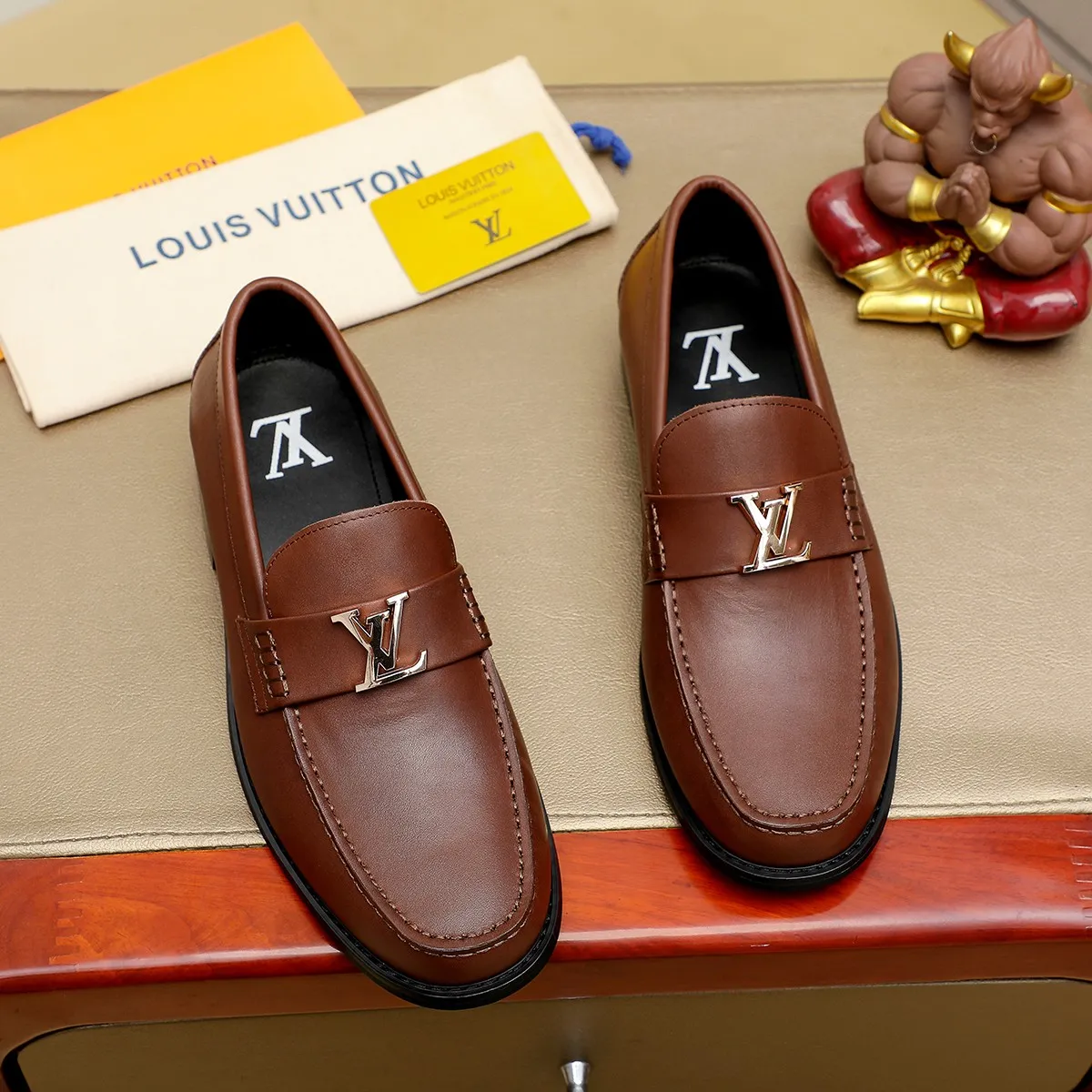 Men's shoes 460 💰 Louis Vuitton LV ® 🆕 model 🔛 full shoe counter, first layer cowhide, 🐂leather lining casual shoes for men, super soft outsole, a must-have for driving. Synchronized with the counter, original first layer cowhide, completely 1:1 mold customization 🌹 top version, color optional! Number: 38-44 (45.46 customized)